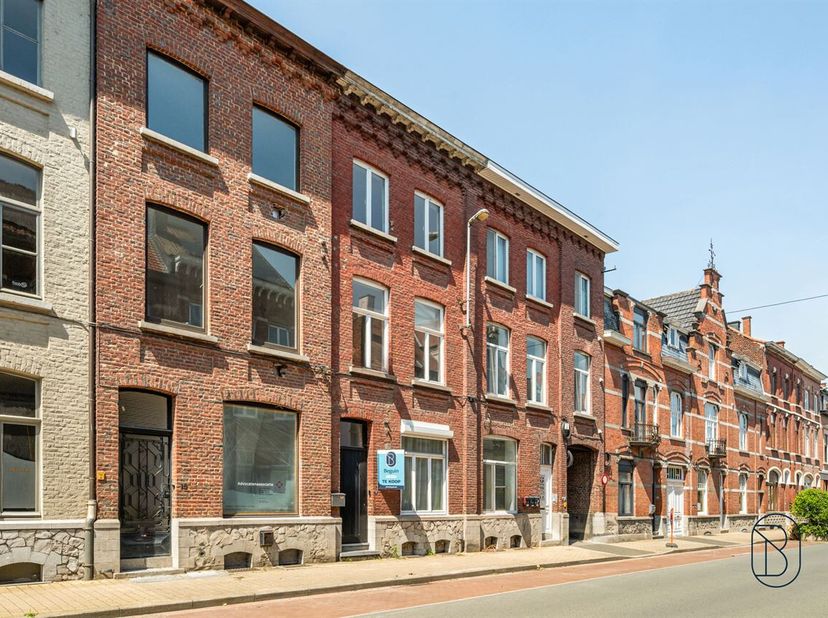 Maison de maître de caractère avec 6 chambres, une terrasse ensoleillée et des combles aménagés, située dans le centre historique de Ronse !<br />
Vou