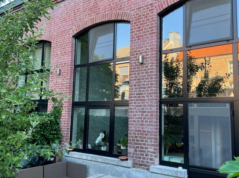 Prachtige woning in Residentie De Papschool.  <br />
Woonoppervlakte: 137 m2<br />
Gelijkvloers: Eetkamer, keuken, vestiaire, wc, berging met aansluit