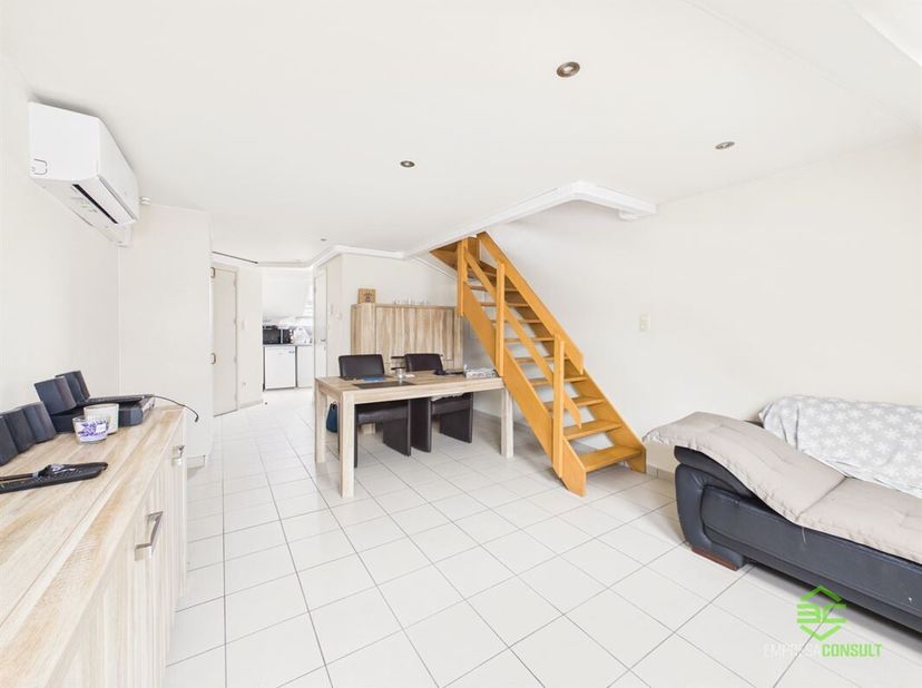 + Als u op onze eigen website (www.empresaconsult.be) naar deze woning doorklikt, vindt u een alle info! +<br />
Te midden in het centrum van Sint-Tru