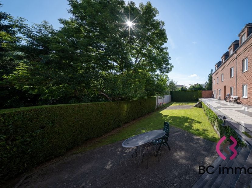 Vernieuwd dakappartement met 2 slaapkamers en 2 terrassen in het centrum van Maasmechelen<br />
Op een uitstekende ligging in het centrum van Maasmech