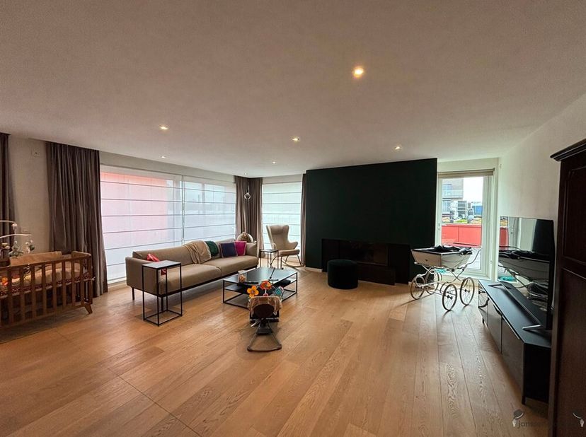 In de Colonel Silvertopstraat 25 in Boom vindt u dit ruim luxueus appartement van 185m² met prachtige afwerking en royaal terras van 112m².<br />
Via