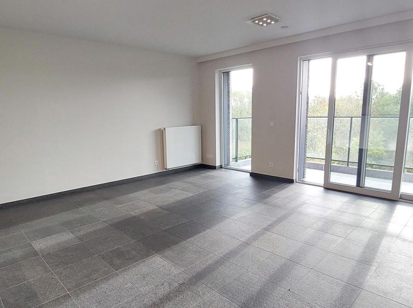WOLUWE SAINT LAMBERT, in een rustige straat dichtbij het Woluwe Shoppingcentrum (Metro Roodebeek). Prachtig APPARTEMENT (2SLK/2BAD) van 100m² met gara