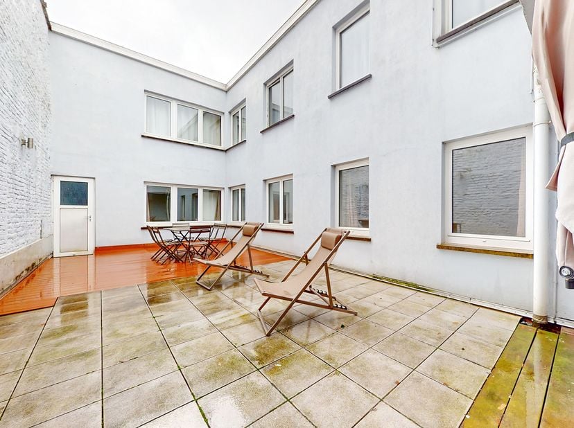 JETTE, vlakbij het Koningin Astridplein en de winkels, in een klein appartementencomplex – Mooi APPARTEMENT van 151 m² (volgens EPC) met TERRAS van +/