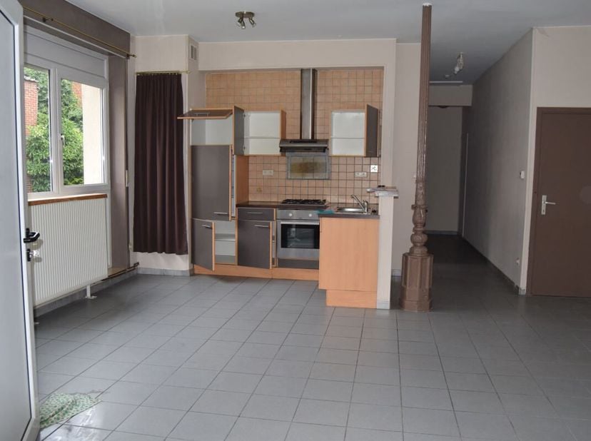 Bel appartement plain-pied 1 chambre au coeur de Leuze-en-Hainaut, à 2 pas de la gare et des commerces. <br />
Le bien, d'une superficie habitable d'e
