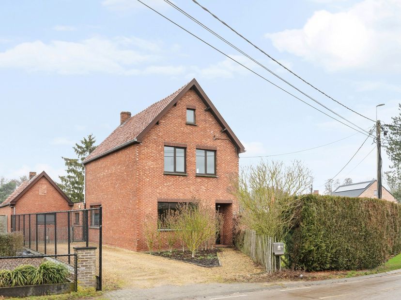 In een rustige, landelijke omgeving in het groene Zonhoven bevindt zich deze charmante woning op een mooi hoekperceel van 898 m². Een interessante opp