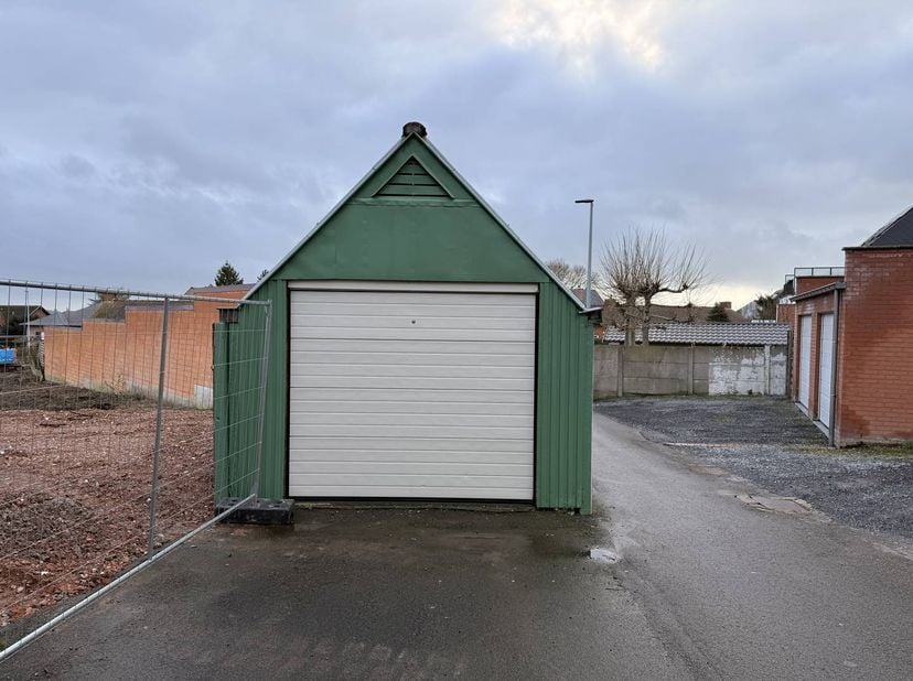Garagebox met extra stukje grond (82m²) te koop pal in het centrum van Beselare. Voorzien van sectionaalpoort en elektriciteit. <br />
Voor meer info,