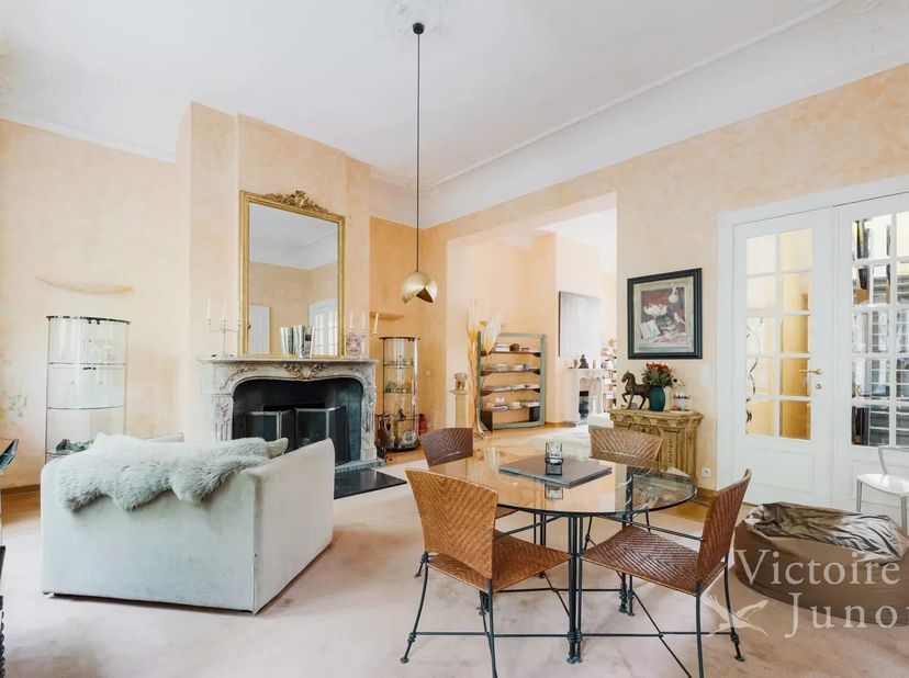 Victoire-Junot à le plaisir de vous faire découvrir en exclusivité un magnifique hôtel particulier de ±794m² bâtis au charme intemporel. Offrant une f