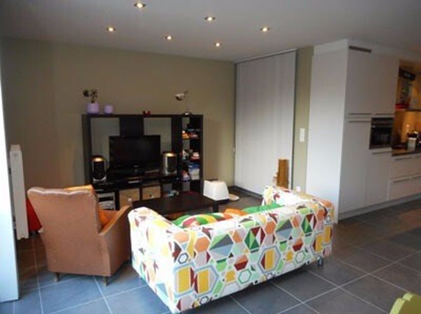 Dit modern appartement te Kuringen heeft een ideale ligging.<br />
Dit gelijkvloers appartement bestaat uit een inkomhal, living, keuken, berging, toi