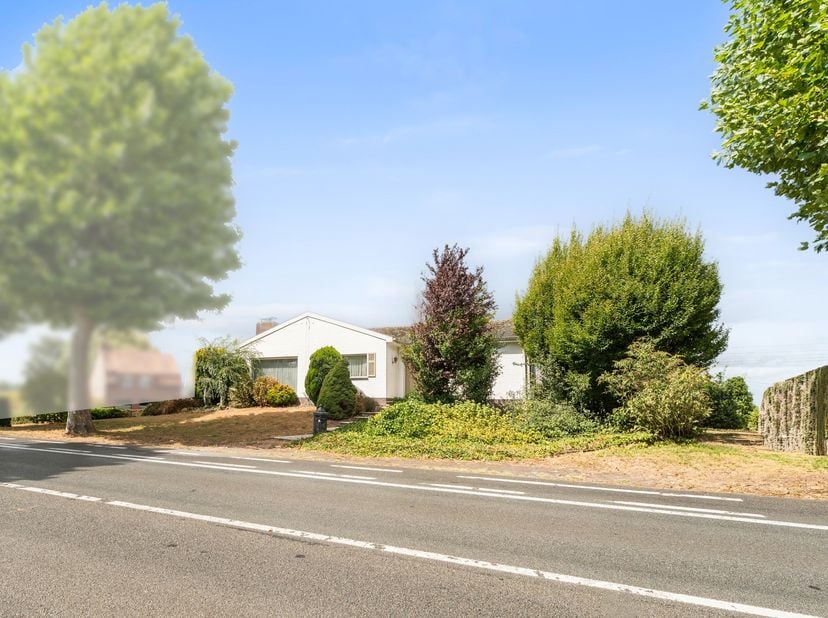 Op de Staatsbaan in Kortemark, dé verbindingsweg tussen Torhout, Lichtervelde, Roeselare en Kortemark, vinden we deze statige en ruime woning op een u