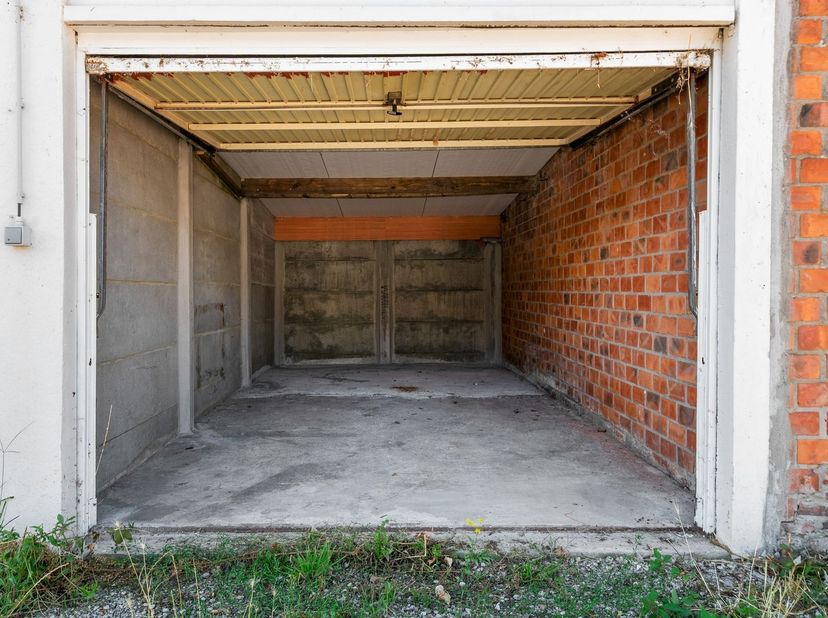 Vous recherchez un investissement intéressant dans un emplacement exceptionnel ? Ce complexe de 16 garages est situé dans un quartier prisé et facilem