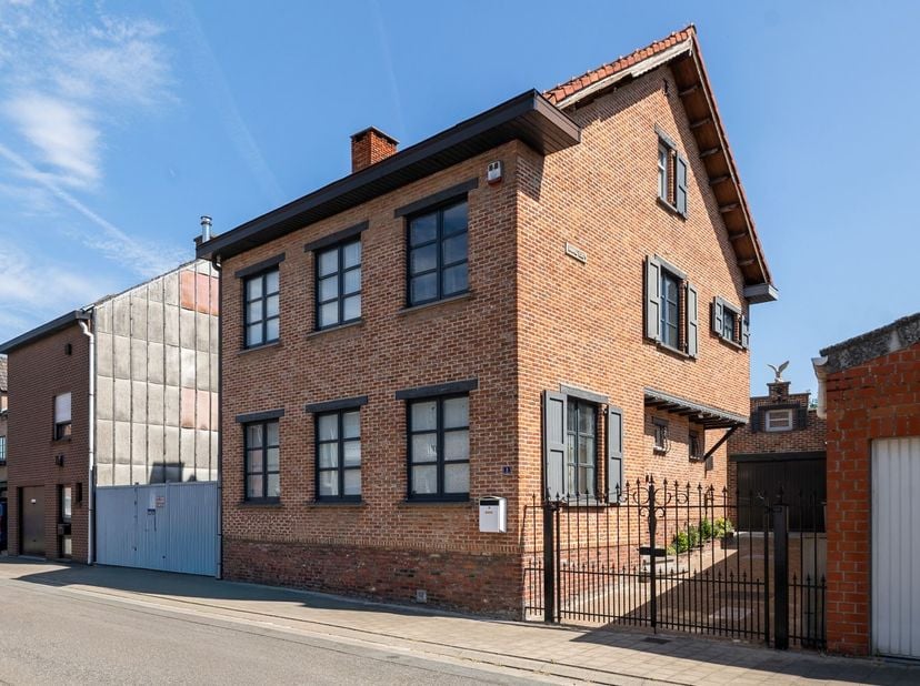 Deze verzorgde woning is rustig gelegen en geniet van een strategische ligging tussen Antwerpen, Gent en Brussel. Dankzij de nabijheid van de E17 en N