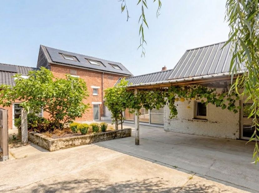 Op een royaal perceel van maar liefst 20a10ca, met een straatbreedte van ongeveer 24 meter, bevindt zich een ruime woning met 5 slaapkamers, diverse b