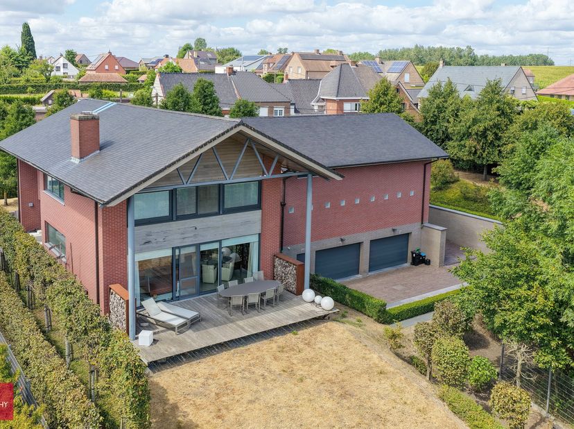 Inkomhal, living, ingerichte keuken met eiland, 3 slaapkamers (eventueel 4de slaapkamer mogelijk), 2 badkamers, dressing, bureelgebouw (of 2de woning,