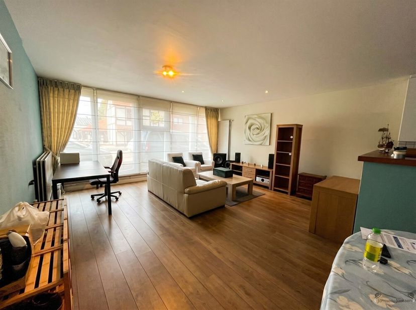 Ruim gelijkvloers appartement met 2 slaapkamers en afgesloten garagebox<br />
Bent u op zoek naar een ruim en instapklaar gelijkvloers appartement op