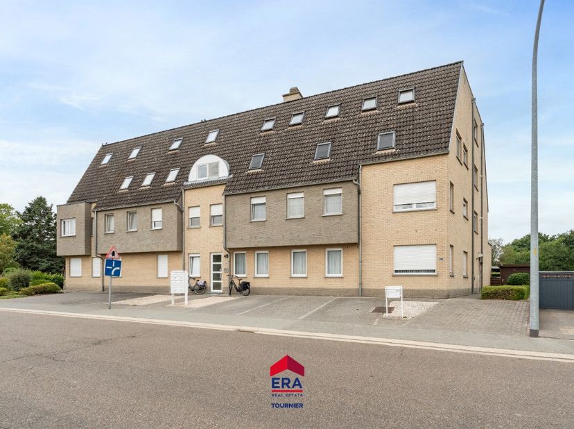 Op een uitstekende locatie in de Deliestraat, nabij het centrum van Balen bevindt zich dit verzorgde en lichtrijke 2-slaapkamerappartement. Dankzij de