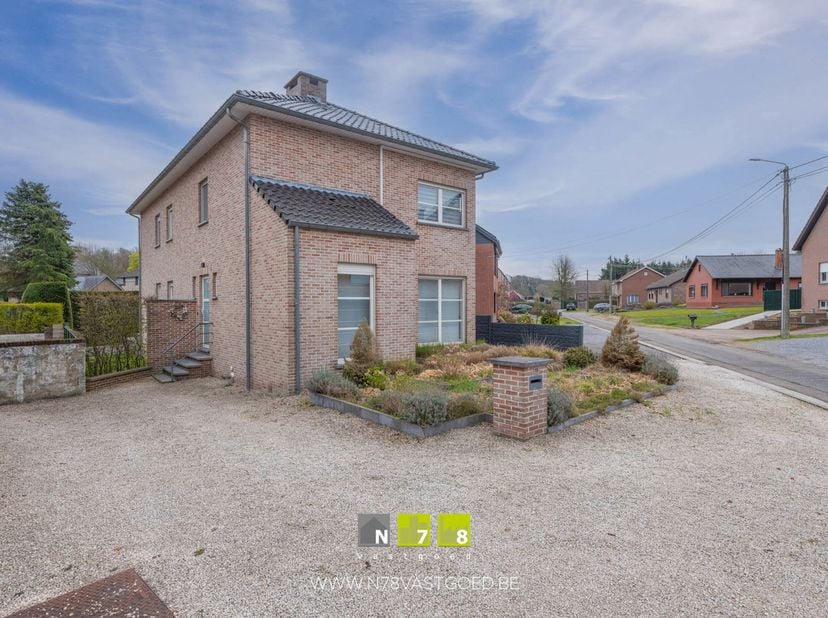 *IN OPTIE* VRIJSTAANDE HOOGWAARDIG AFGEWERKTE WONING MET 4 SLAAPKAMERS OP EEN PERCEEL VAN 4A78CA TE OPOETEREN.<br />
TROEVEN<br />
- Hedendaagse gezin