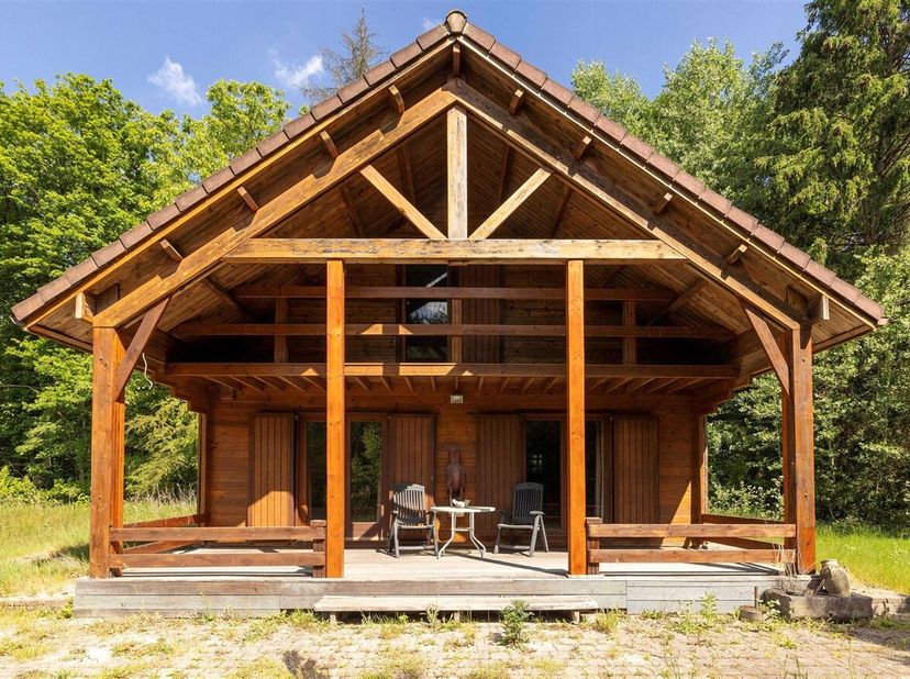 Unieke vakantiewoning met 2 slaapkamers op perceel van 3881 m².<br />
In de woonkamer staat de houtkachel centraal en kan men genieten van veel lichti