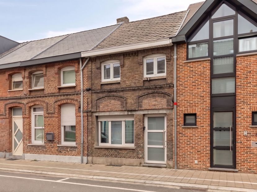 Deze gerenoveerde woning (2018) is centraal gelegen, in de nabijheid van scholen en winkels. <br />
<br />
Op het gelijkvloers vindt u een gezellige