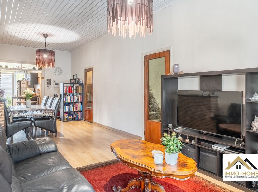 Deze mooie rijwoning in bel-etagestijl vinden we terug op de rand van Gent / Destelbergen. Ze is vlot bereikbaar, en dichtbij allerlei voorzieningen z