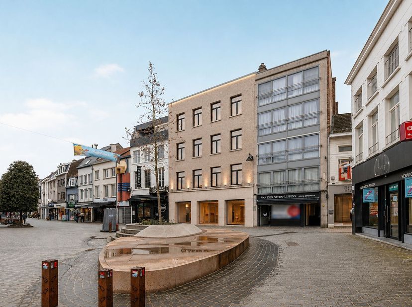 Gelegen in de Lange Zoutstraat, een van de drukste winkelstraten van Aalst, op wandelafstand van de Grote Markt, bevindt zich dit ruime en karaktervol