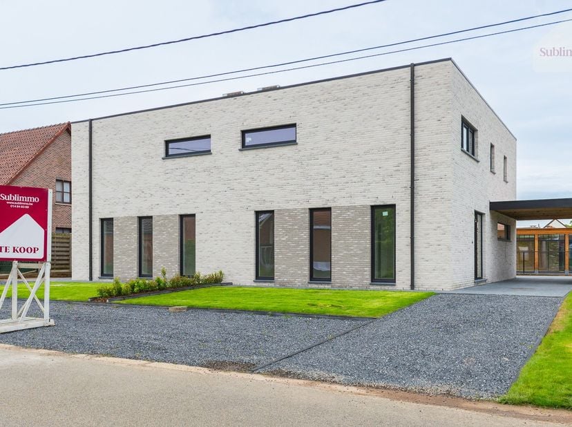 Deze moderne nieuwbouwwoning in Laakdal, op een boogscheut van Vorst Centrum, combineert ruimte, comfort en energiezuinig wonen in een volledig afgewe