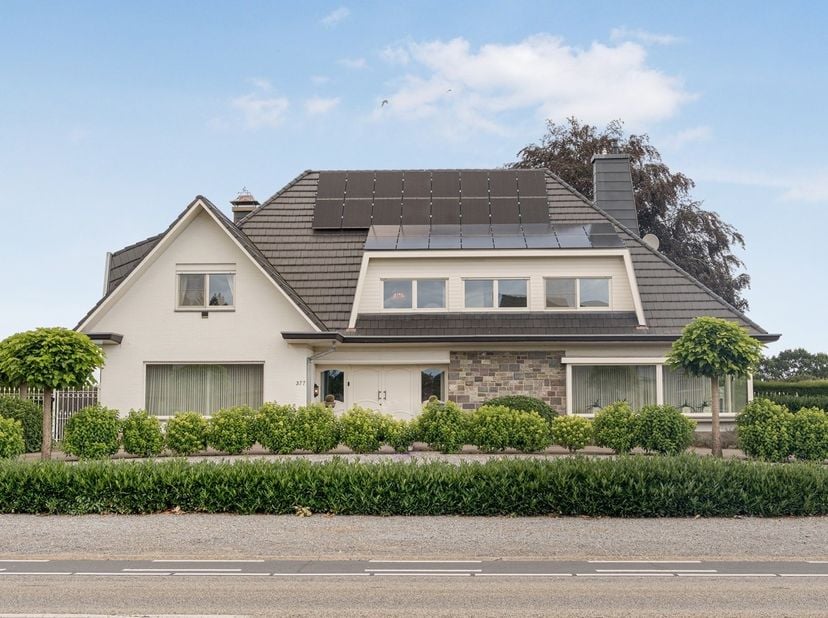 Verrassend ruime villa met 5 slaapkamers, praktijkruimte, zwembad en eindeloze mogelijkheden.<br />
<br />
Achter de gevel van deze verrassend ruime w