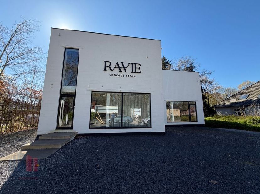 Instapklaar&amp;nbsp;Handelswoning&amp;nbsp; met een totale oppervlakte van 500 m² te huur.<br />
Uitstekend gelegen langs de Genkersteenweg, met goede zichtb