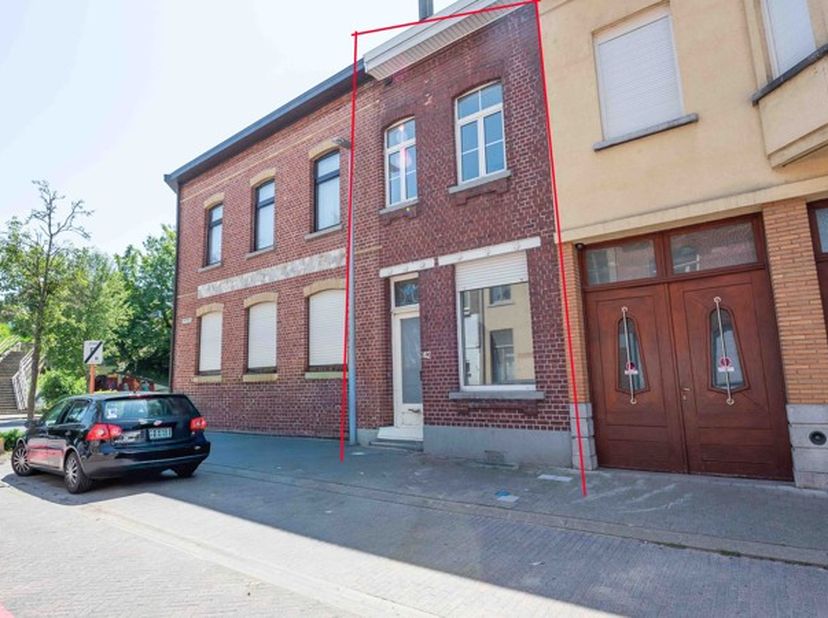 Deze deels gerenoveerde rijwoning in een rustige straat in het centrum van Harelbeke is de ideale starterswoning of een interessant renovatieprojectje