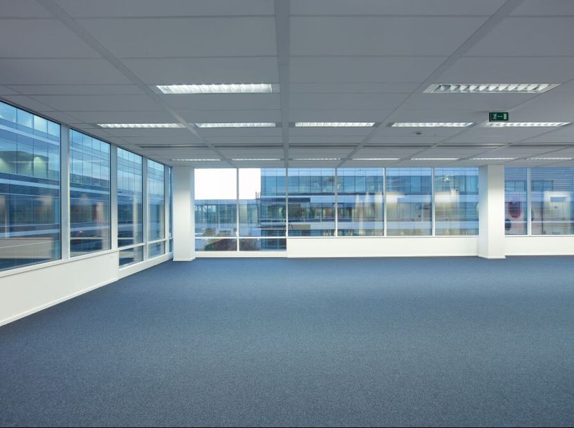Kantoren te huur in eenkantorencomplexgelegen aan de Bourgetlaan 42 in Haren (Brussel), binnen het Leopold District. De site bestaat uit vier kantoorg