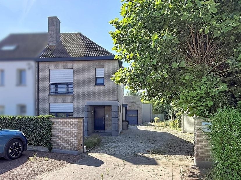WONING MET TUIN EN WERKPLAATS -<br />
Ruime woning met werkplaats/magazijn gelegen deels woongebied - deels agrarisch gebied. Veel lichtinval met meer