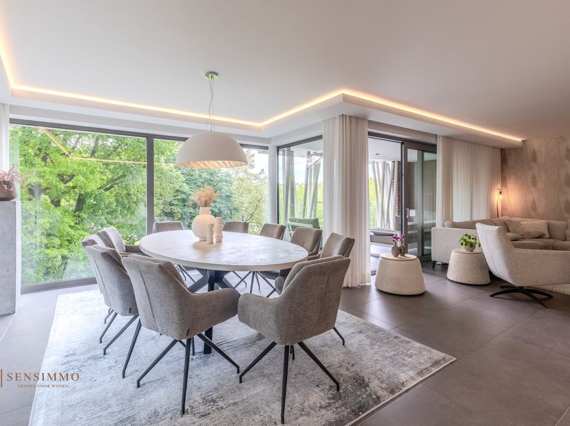 Dit luxueus en ruim afgewerkt appartement van 147 m² bevindt zich op de eerste verdieping van residentie “Pierre-Henri” op een absolute toplocatie aan