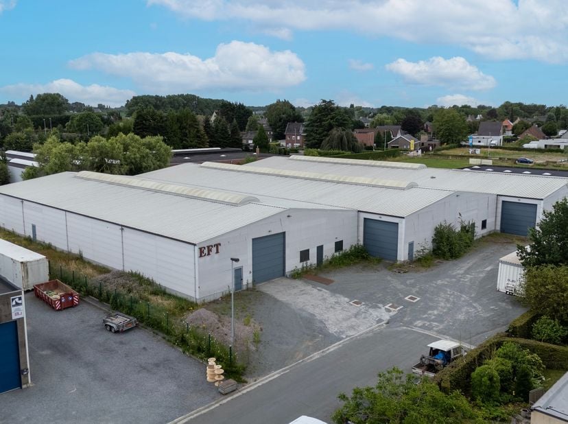 Deze ruime magazijnruimte met een totale oppervlakte van 3.500 m² biedt een vrije hoogte van 5 tot 6 meter en is uitgerust met drie automatische secti