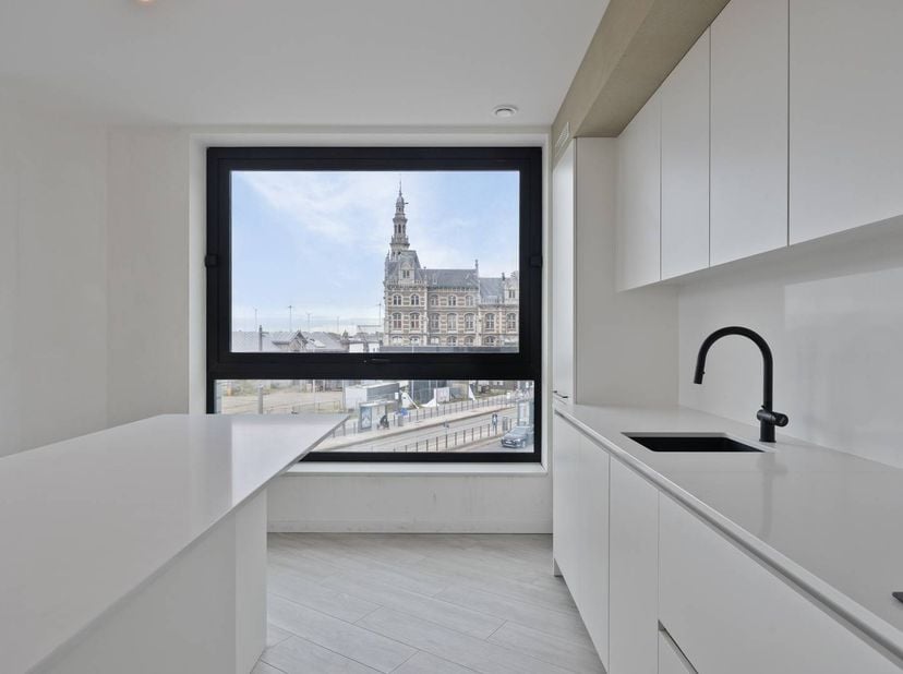 Cet appartement situé au deuxième étage bénéficie d'un emplacement privilégié à Anvers et offre une vue unique sur l'Escaut et le port de plaisance de