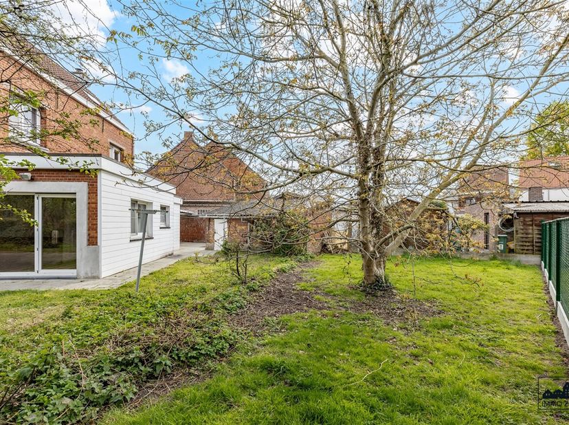 Ontdek deze ruime woning met een bewoonbare oppervlakte van 184 m² op een perceel van 467 m². Ideaal voor wie op zoek is naar ruimte en de mogelijkhei