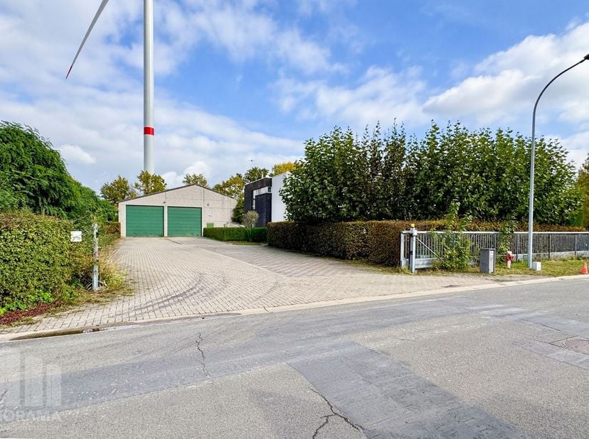 Bedrijfsterrein van 2.255 m² te koop in de industriezone van Puurs-Sint-Amands, ideaal gelegen nabij N16 en A12 met snelle verbindingen naar Antwerpen