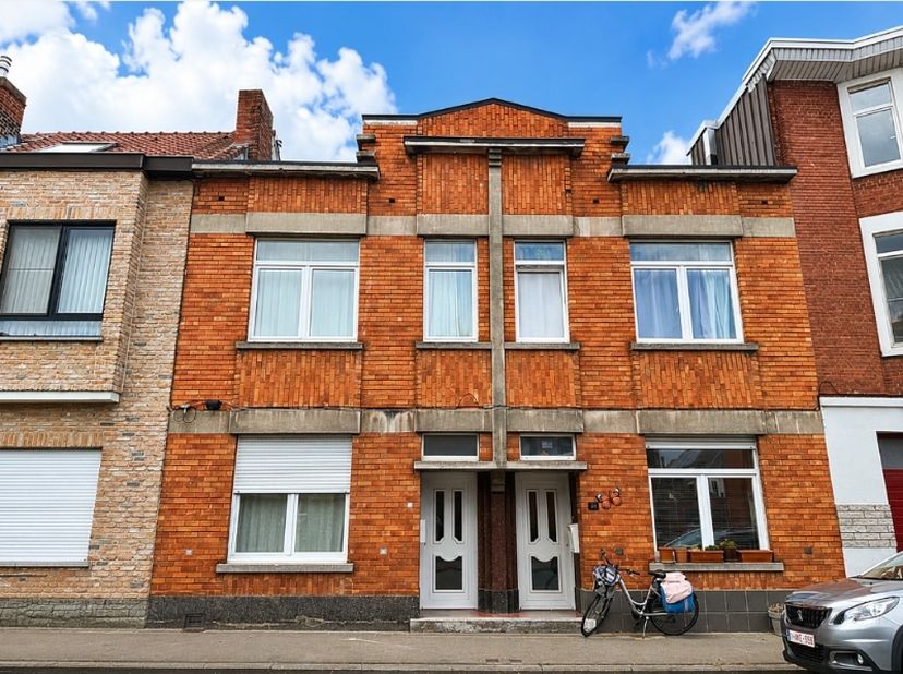 Deze leuke woning beschikt over een inkomhal, een aangename leefruimte en een volledig ingerichte keuken. Verder zijn er twee ruime slaapkamers, een b