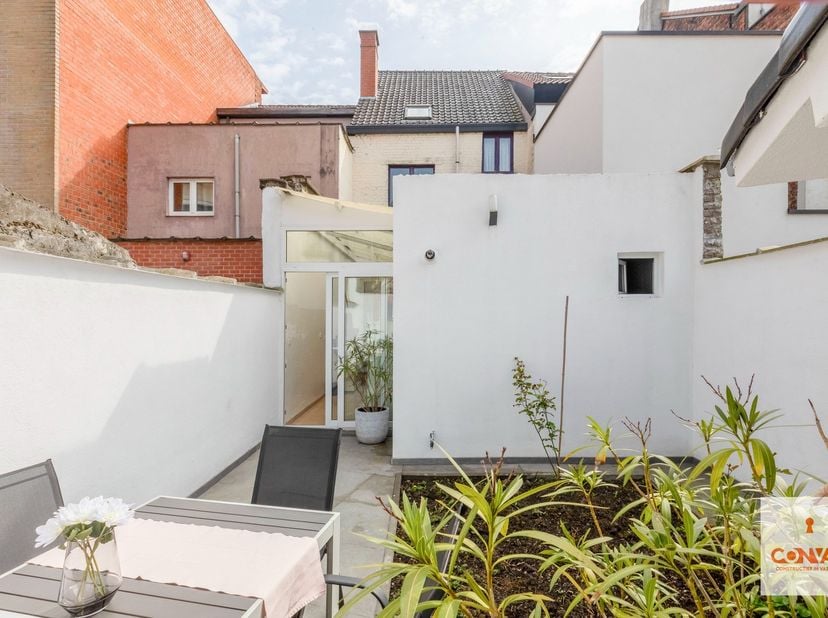 Deze woning is gelegen binnen de ring van Gent in de Brugse Poort en op fietsafstand van het historisch stadscentrum. Dankzij verschillende invalswege