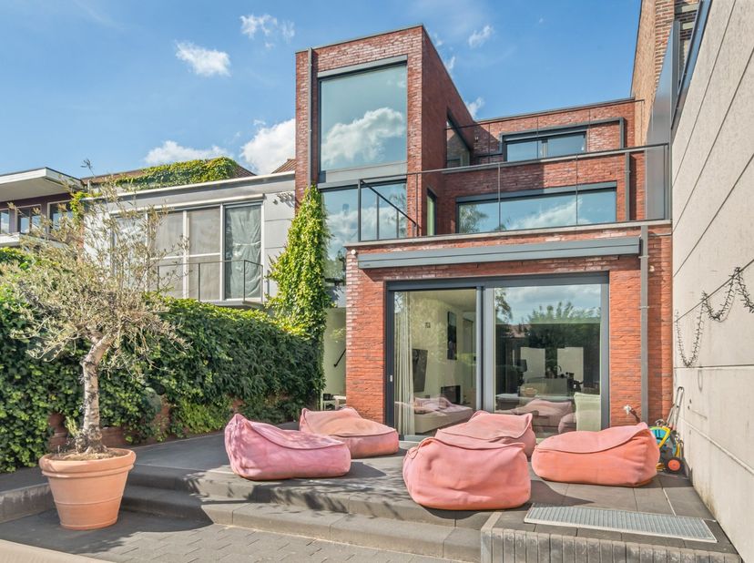 Deze prachtige en uitzonderlijk ruime stadswoning combineert stijl, comfort en functionaliteit. Grote raampartijen zorgen voor een overvloed aan natuu