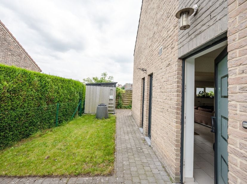 Halfopen woning met 3 slaapkamers te huur in Lommel:Indeling: inkomhal, woonkamer, keuken, berging, nachthal, 3 slaapkamers, badkamer en zolderVoor- e