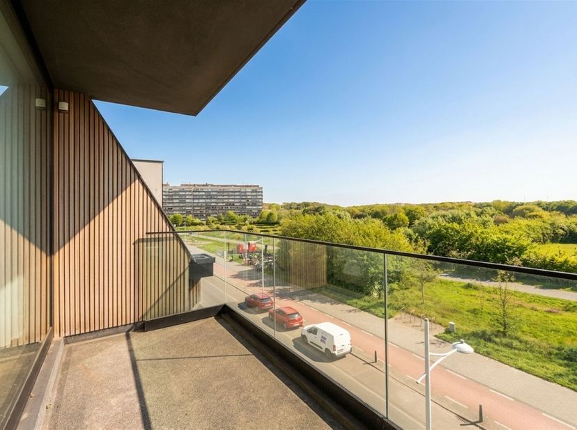 Dit prachtig dakappartement biedt een ongeëvenaarde combinatie van luxe, comfort en een doordachte indeling. Gelegen in een uiterst rustige en recente