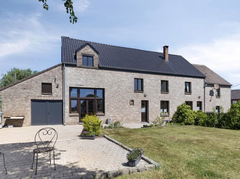 Vous êtes à la recherche d'une maison kangourou ou souhaitez simplement un espace généreux pour votre grande famille dans un environnement verdoyant ?