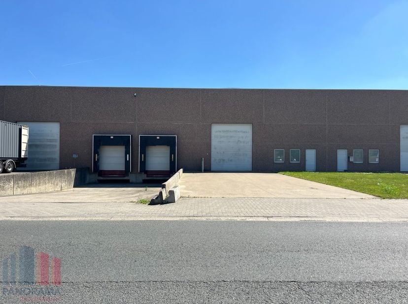 Uitstekend gelegen magazijn te koop in Temse. Het bedrijfsgebouw bevindt zich op een toplocatie, vlak aan de N16 en op amper 5 minuten van de E17 (op-