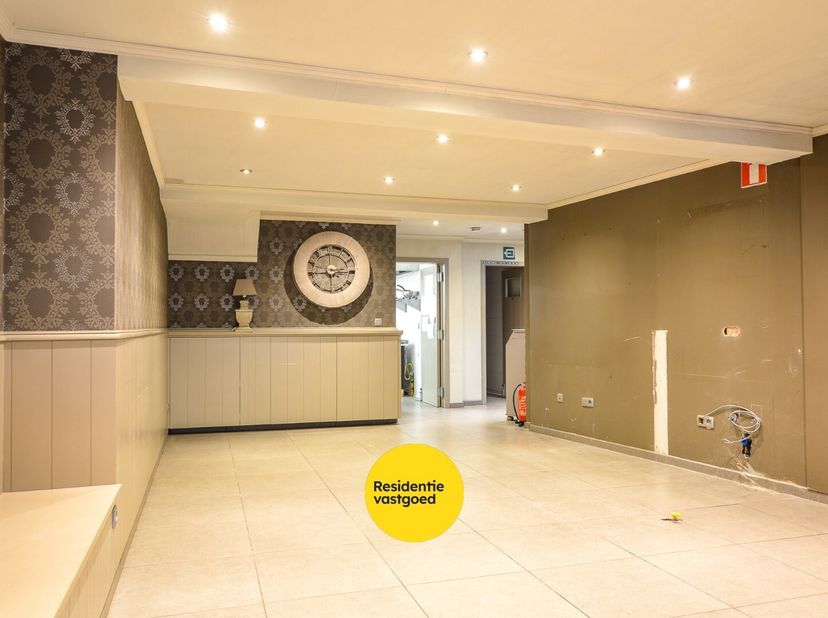 Deze ruime handelswoning in het centrum van Aartrijke combineert wonen en werken. Het handelspand beschikt over een volledig ingerichte keuken met aan
