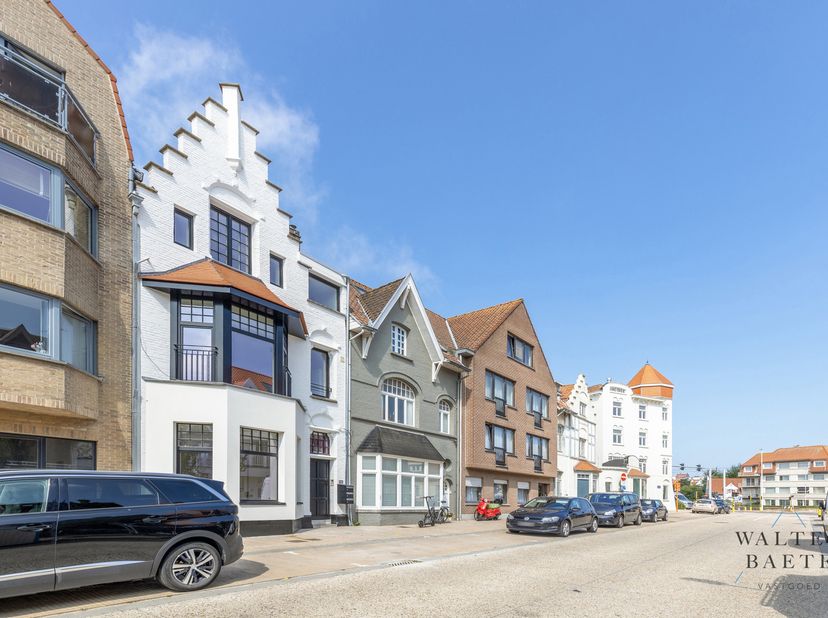 Dit gelijkvloers appartement maakt deel uit van een kleinschalige residentie van 3 appartementen in hartje Duinbergen. Het hele gebouw werd totaal ger