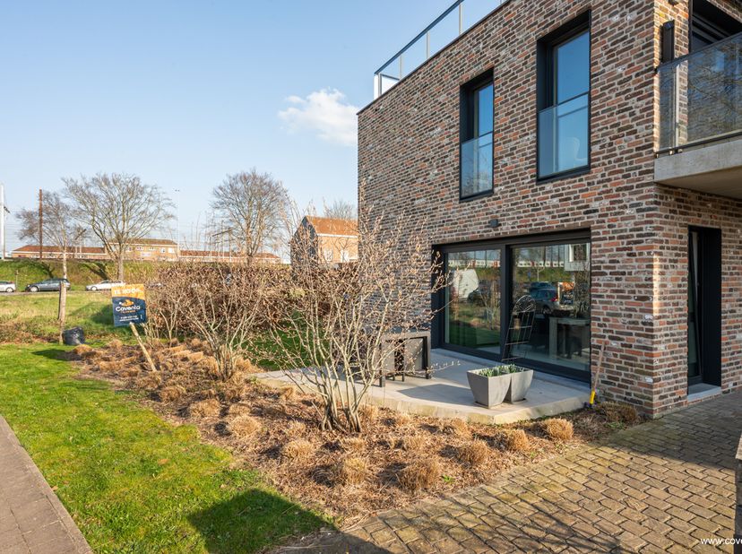 Cet appartement de 3 chambres situé au rez-de-chaussée dans le centre de Sint-Michiel comprend : un hall d'entrée avec toilettes, un débarras/buanderi