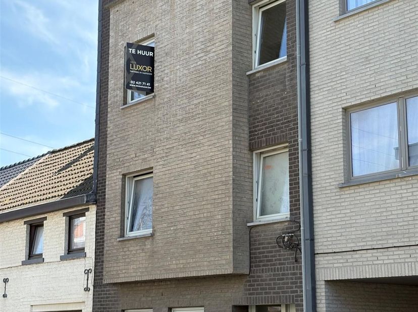 Cet appartement bien entretenu, construit en 2006, bénéficie d'un emplacement exceptionnel à Merchtem et offre un cadre de vie confortable à ceux qui