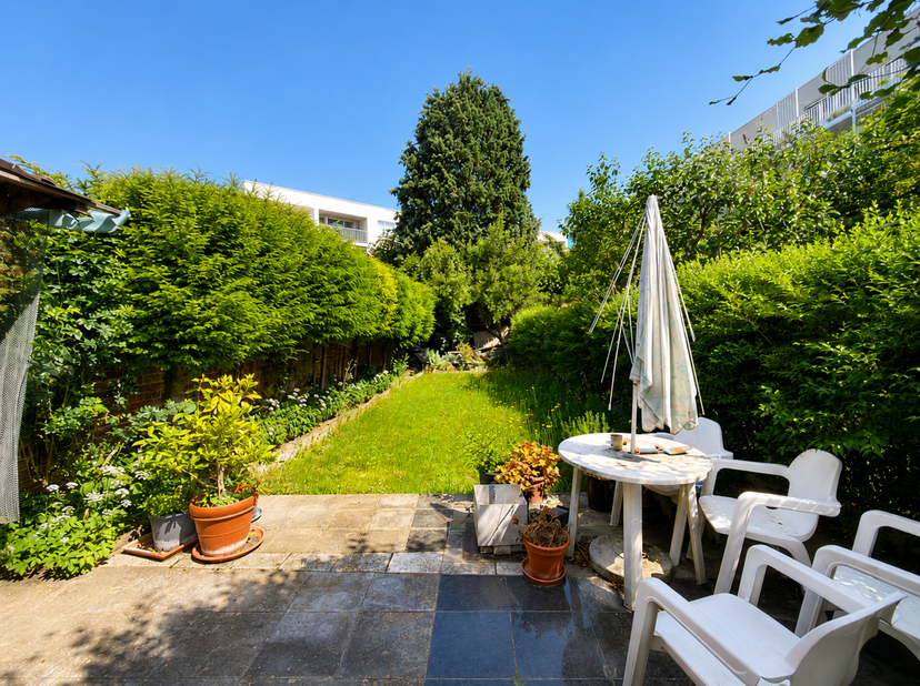 Gelegen in een gewilde woonwijk en vlak bij alle voorzieningen, biedt Trianon Invest u deze ruime woning van 274 m² aan.<br />
Deze woning is als volg