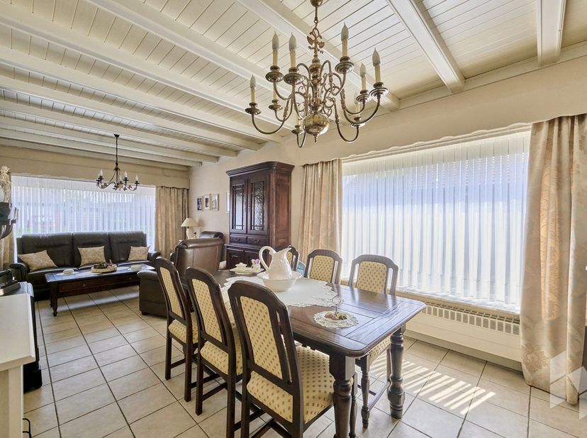 Zeer goed onderhouden woning (169 m²) met 3 slaapkamers, een veranda en carport op een mooi hoekperceel van 679 m².<br />
INDELING:<br />
Gelijkvloers