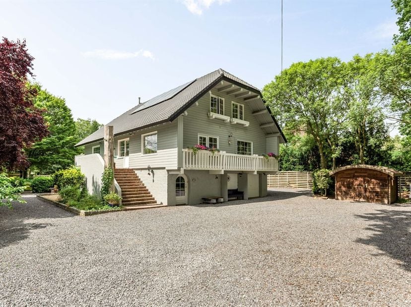 Karaktervolle villa met wellness, verwarmd zwembad en tal van mogelijkheden<br />
Op een rustige, groene locatie aan de Achelsedijk in Bocholt (Lozen)