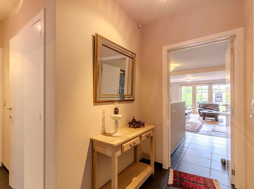 Gelijkvloers appartement met 2 slaapkamers, tuin en carport. Centraal gelegen te Westmeerbeek met school, winkels en openbaar vervoer op wandelafstand